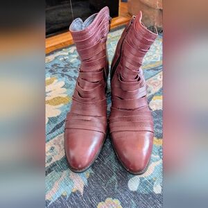 Two Lips Burgundy EUC Size 11 Boots